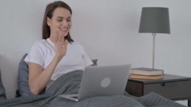 Yatakta Laptop 'ta Video Çağrısı Yapan Kadın