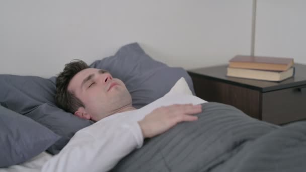 Ο άνθρωπος βήχει ενώ κοιμάται στο κρεβάτι — Αρχείο Βίντεο