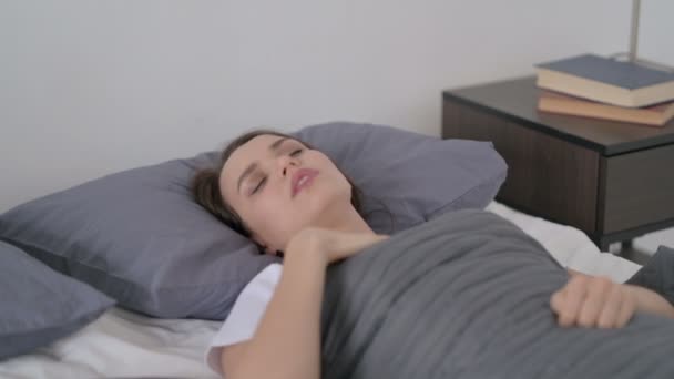 Mujer despertando de la pesadilla en la cama — Vídeos de Stock