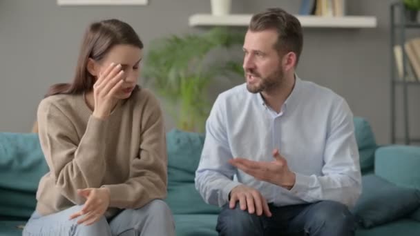 Uomo litigando mentre le donne si sentono stressate sul divano — Video Stock