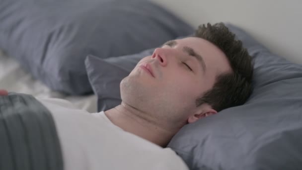 침대에서 잠에서 깨어나고 있는 사람, 클로즈업 — 비디오
