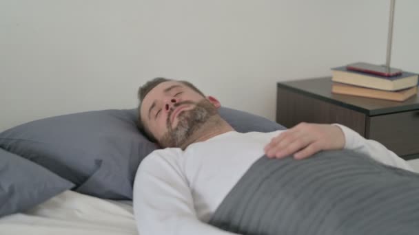 Muž s bolestí hlavy při spaní v posteli — Stock video