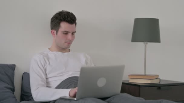 Homme travaillant sur ordinateur portable au lit — Video