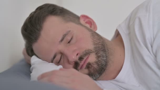 Чоловік кашляє під час сну в ліжку — стокове відео