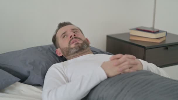 Hombre incapaz de dormir en la cama — Vídeo de stock