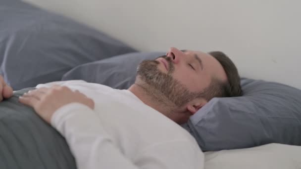 Людина прокидається від кошмару в ліжку — стокове відео