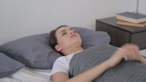 Mulher sentindo-se desconfortável enquanto dormia na cama — Vídeo de Stock