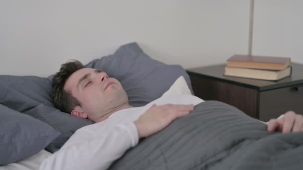 Lelaki yang menderita Neck Pain saat tidur di tempat tidur — Stok Video