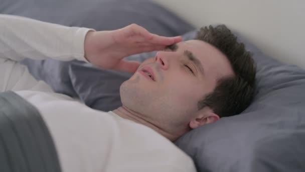 Homem com dor de cabeça enquanto dormia na cama, Fechar — Vídeo de Stock