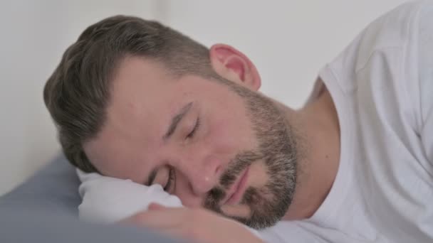 Homem com dor de cabeça enquanto dormia na cama — Vídeo de Stock