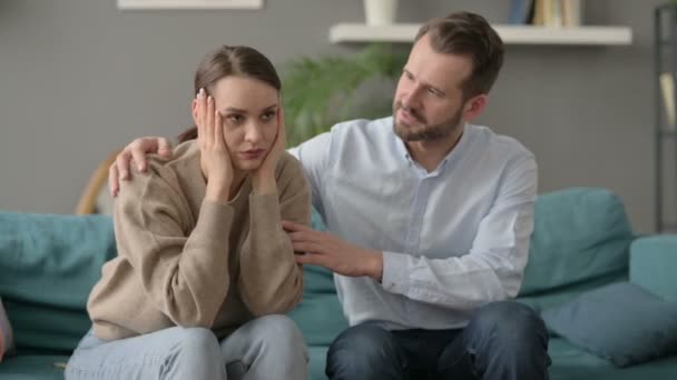 Uomo cercando di comfort sconvolto partner femminile sul divano — Video Stock