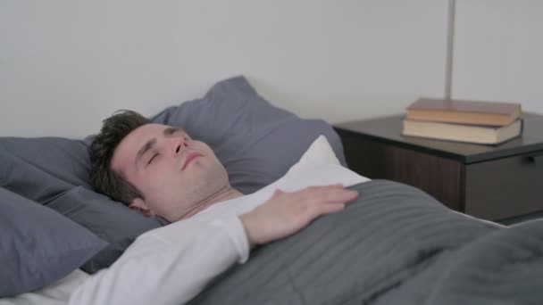 Yatakta Uyurken Başağrısı çeken Adam — Stok video