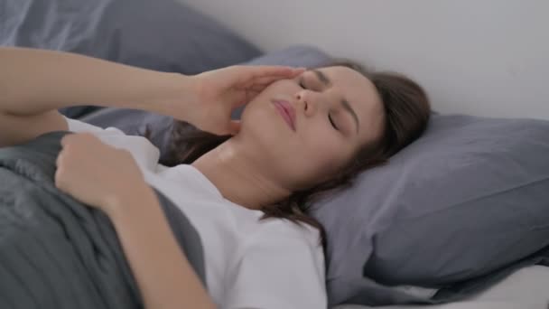 Mujer con dolor de cabeza mientras duerme en la cama — Vídeos de Stock