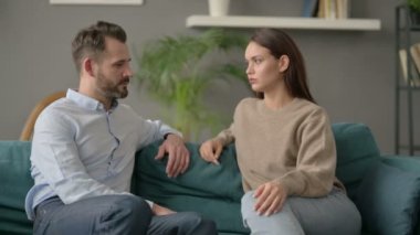 Çift koltukta otururken sohbet ediyor 