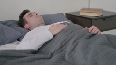 Yatakta Sırt Ağrısı Olan Adam