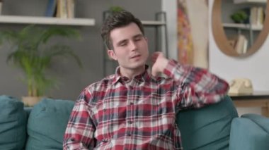 Koltukta otururken boynu ağrıyan insan portresi 