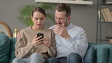 Smartphone 'da Kaybolan Çiftin Portresi, Koltukta Oturan 