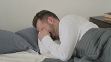 Yatakta Uyurken Ağlayan Adam