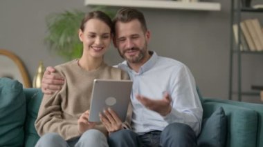 Koltukta otururken Tablet 'te Video Çağrısı yapan çift 