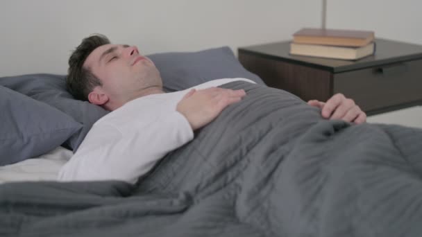 Uomo che ha mal di schiena a letto — Video Stock