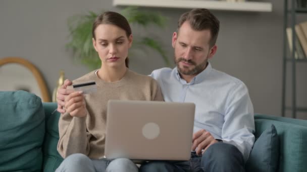 Ζευγάρι έχοντας σε απευθείας σύνδεση αποτυχία αγορών στο φορητό υπολογιστή στον καναπέ — Αρχείο Βίντεο