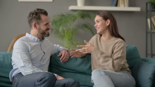 Kobieta rozmawia z mężczyzną siedząc na kanapie — Wideo stockowe