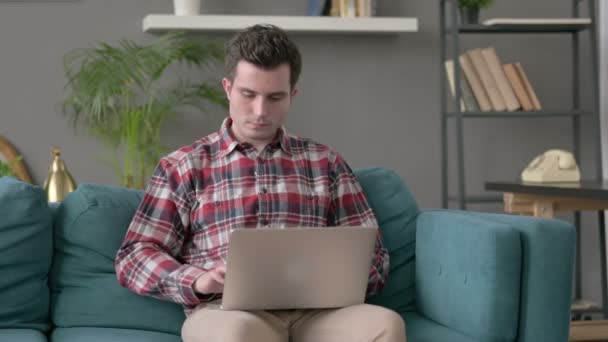 男はノートパソコンを閉じる,ソファを残し — ストック動画