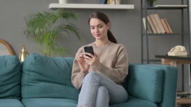 Evde Smartphone 'da Başarı Yaşayan Kadın