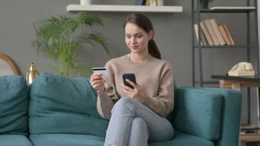 Smartphone 'da Çevrimiçi Ödeme Yapan Kadın