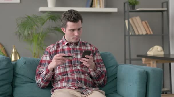 スマートフォンでのオンライン決済に失敗した男 — ストック動画