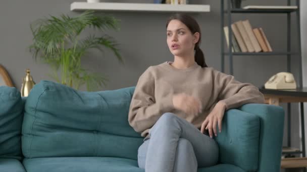 Žena kašle, zatímco sedí na pohovce — Stock video