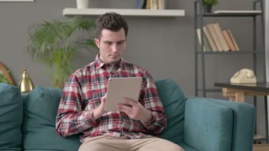Koltukta Tablet 'te Başarıyı Kutlayan Adam 