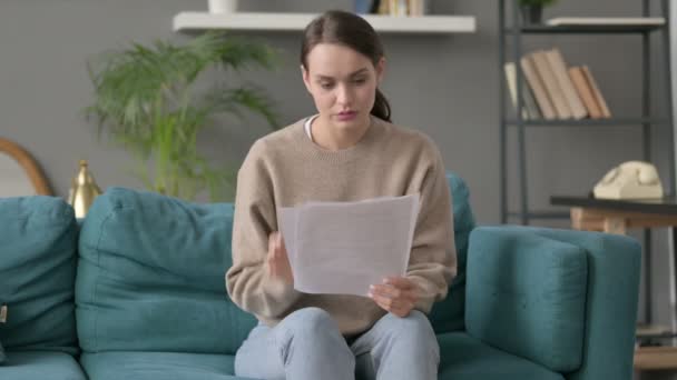 Mujer reaccionando a la pérdida de documentos, sofá — Vídeos de Stock