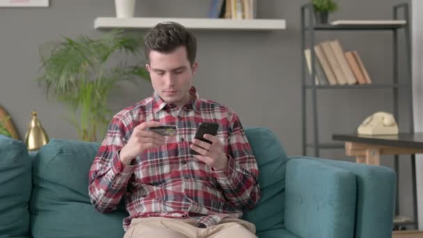 Man die Online Betalen op Smartphone — Stockvideo