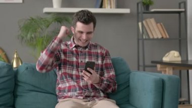 Evdeki Akıllı Telefon 'da Başarı Kazanan Adam