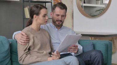 Çift Koltukta Birlikte Belgeler Okuyor 