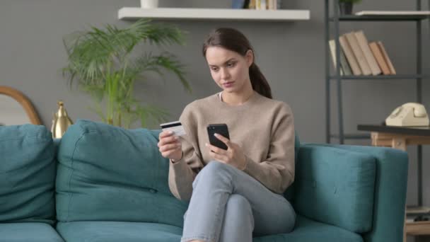 Žena neúspěšná online platba na Smartphone — Stock video