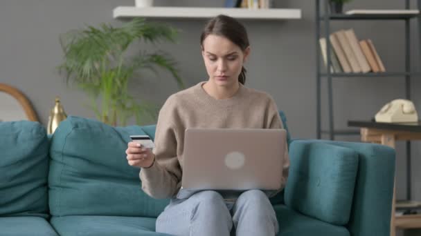 Женщина с неудачной онлайн-оплаты на ноутбуке на диване — стоковое видео
