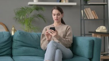 Evde Akıllı Telefon 'da Kaybolan Kadın 