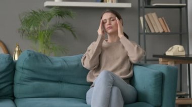 Kadın koltukta otururken baş ağrısı çekiyor 