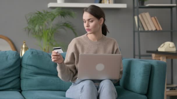 妇女在索法的膝上型计算机上在线付款 — 图库视频影像
