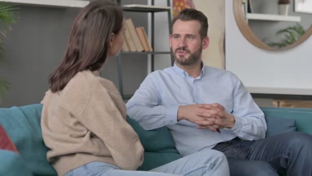 Par som har allvarliga samtal när de sitter på soffan — Stockvideo