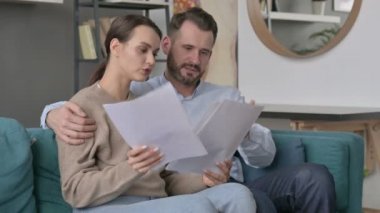 Koltukta Belgeleri Okurken Başarı Kutlaması Çifti 