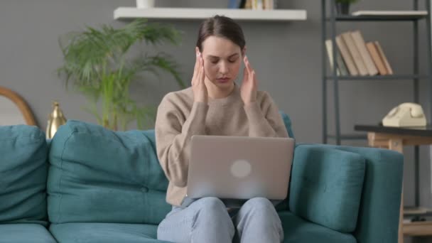 Žena s notebookem s bolestí hlavy na pohovce — Stock video