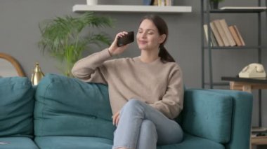 Kanepede Smartphone Konuşan Kadın 