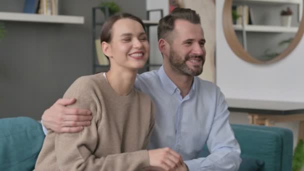 Щаслива пара, яка розмовляє, сидячи на Софі — стокове відео