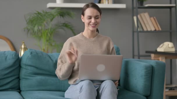 Žena dělá video hovor na notebooku na pohovce — Stock video