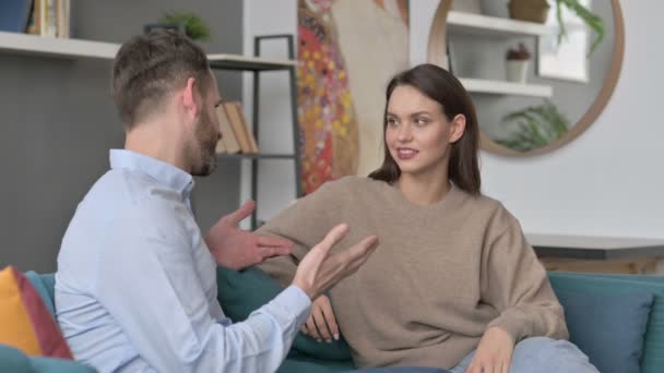 Uomo parlando con donna mentre seduto su divano — Video Stock