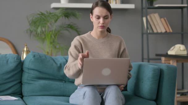 Женщина закрывает ноутбук, покидает диван — стоковое видео