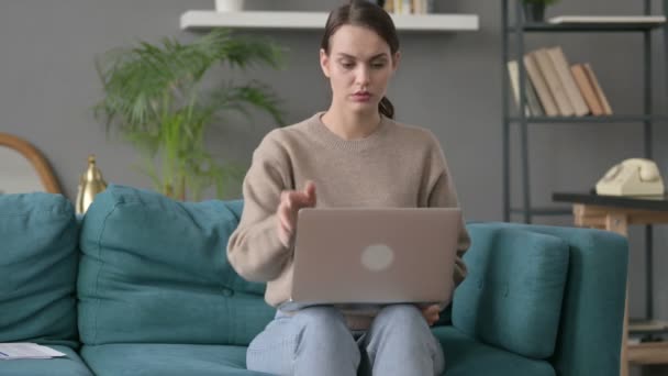 Frau schließt Laptop und verlässt Sofa — Stockvideo